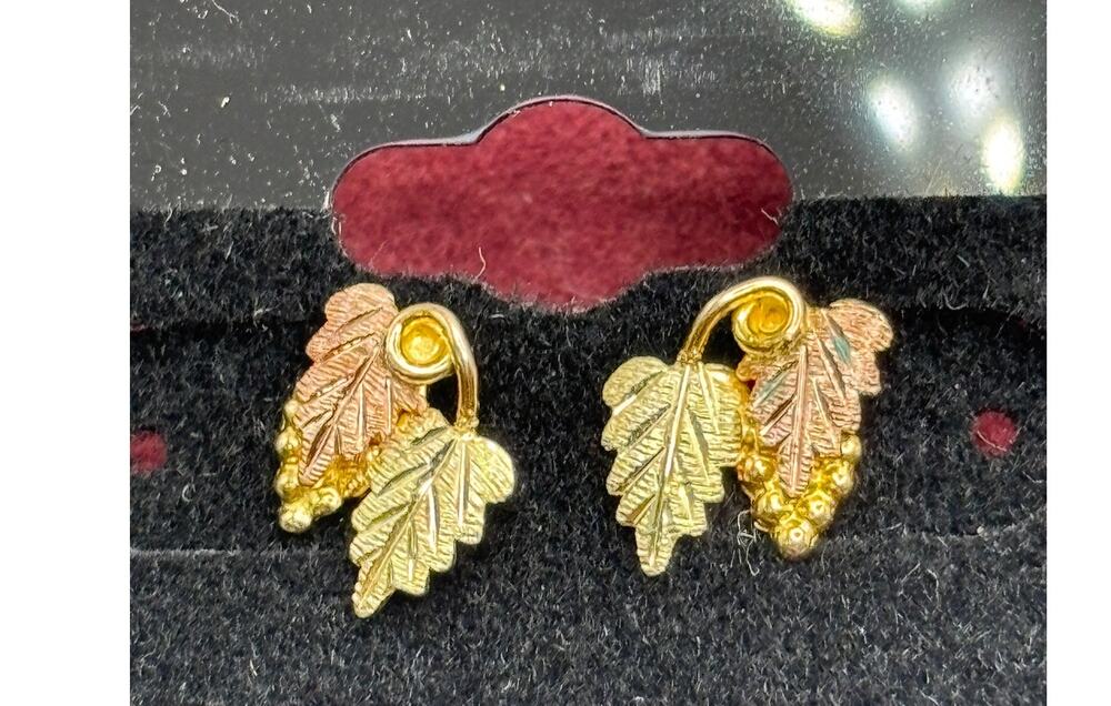 10K Tri Color Black Hills Gold Grape Leaf Earrings .8 Grams #78154